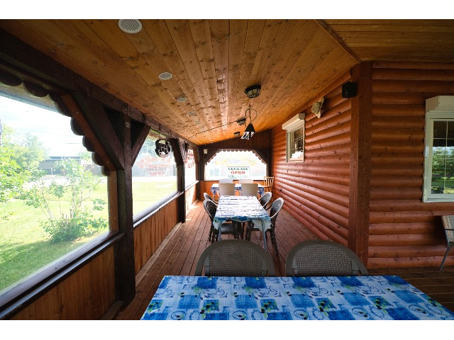 RESTAURANT PATIO SEATING